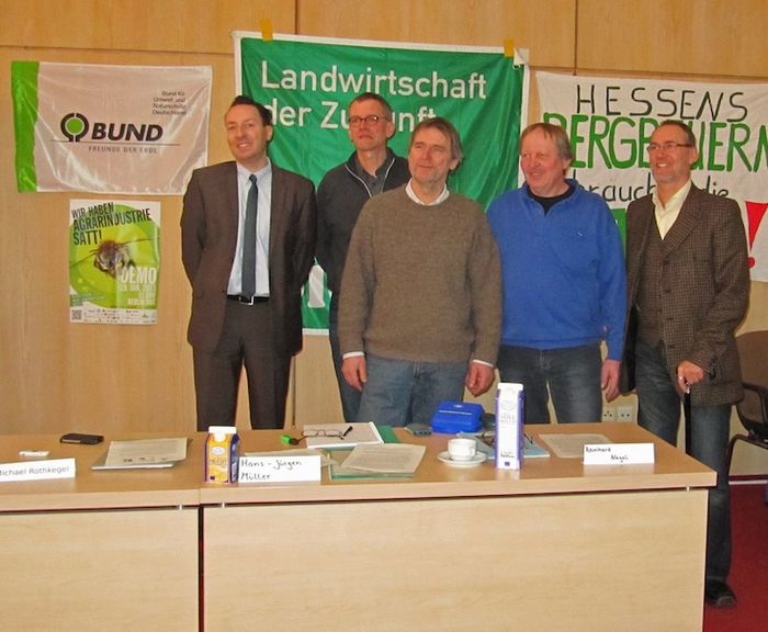 Pressekonferenz in Baunatal; von links: Oliver Conz (Vorsitzender HGON), Michael Rothkegel (Geschäftsführer BUND Hessen), Hans-Jürgen Müller (Sprecher der VÖL), Reinhard Nagel (Vorsitzender AbL Hessen) und Jörg Weber (Bürger AG).