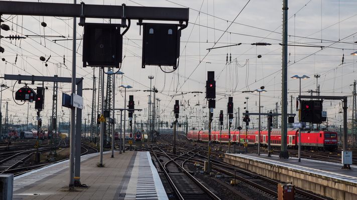 Blick auf die Oberleitungen am Hauptbahnhof Frankfurt