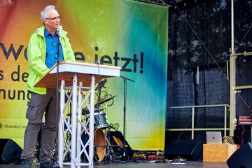 Ernst-Christoph Stolper (stellvertretender BUND Bundesvorsitzender) bei seiner Rede für die Verkehrswende (Foto: Niko Martin)