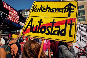 Schild: Zur Verkehrswende mit dem Ende der Autostadt (Foto: Niko Martin)