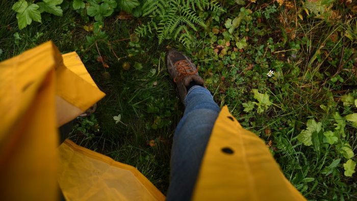 Wanderer in Outdoor-Kleidung in Natur