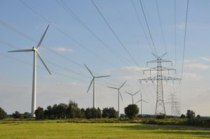 Windräder neben Hochspannungsleitungen