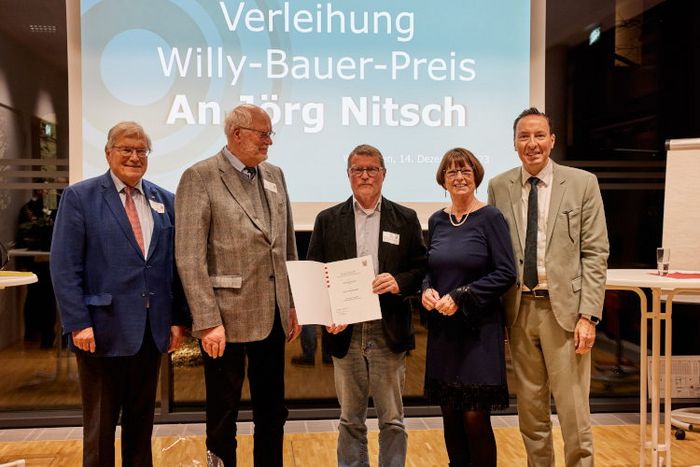 Verleihung des Willy-Bauer-Preises an Jörg Nitsch (Mitte) am 14.12.2023.