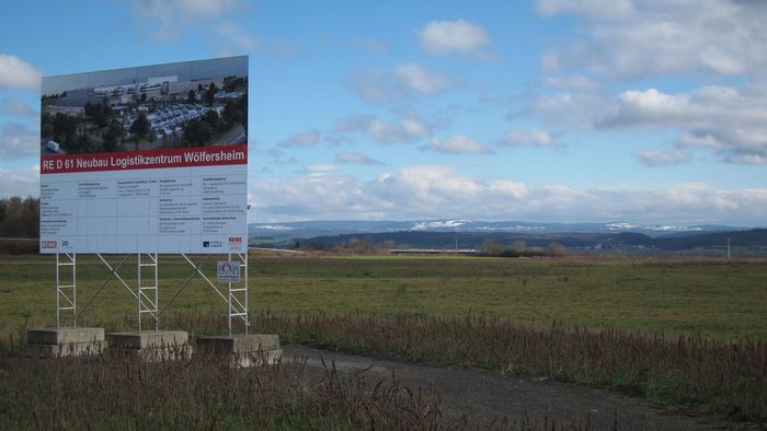 Bauschild für das geplante Rewe-Logistikzentrum in Wölfersheim