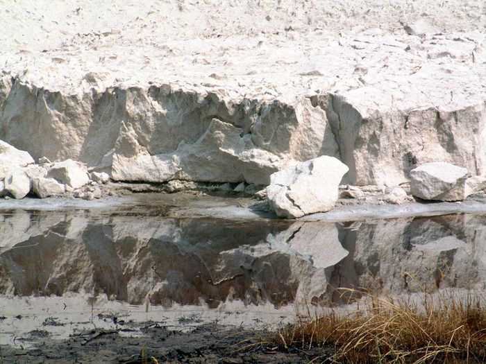 Zunehmende Grundwasserversalzung durch den Kali-Abbau (Foto: Haldenabbruch, Reiner Cornelius)
