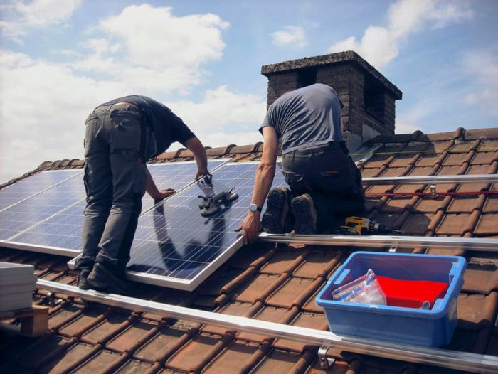 Montage einer Photovoltaik-Dachanlage (Foto: Maria Godfrida / Pixabay)