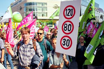 Demonstrantin fordert generelle Tempolimits (Foto: Niko Martin)