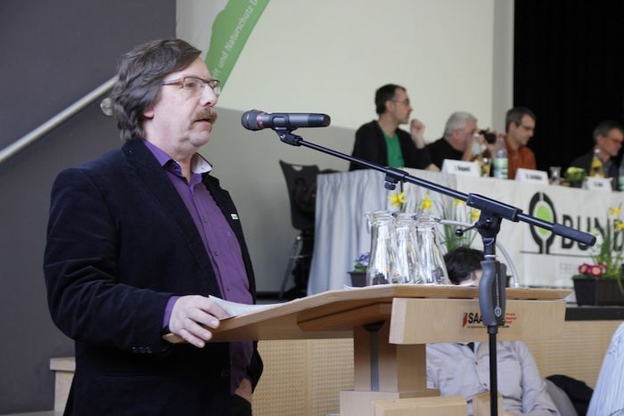 Dr. Werner Neumann bei seiner Rede zum Antrag „Für eine zielgerichtete Energiewende in Hessen die Bremse lösen” (Foto: Niko Martin)