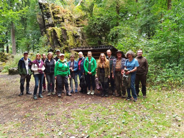 Die Teilnehmenden der Wildkatzenwanderung haben sich für ein Gruppenbild in einer Reihe aufgestellt.