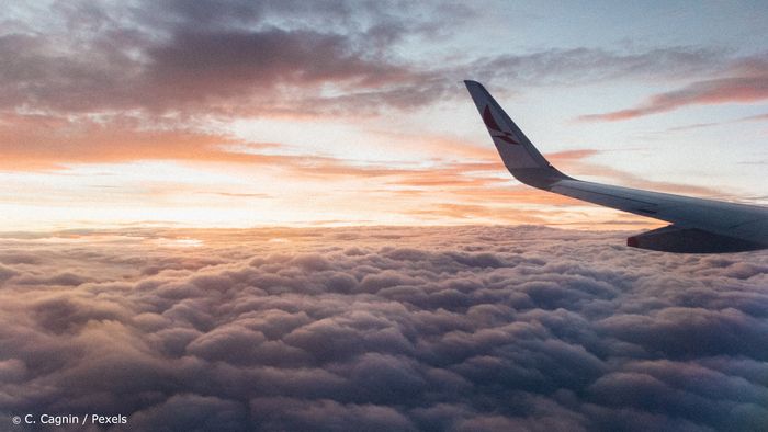 Flugzeug über den Wolken (Foto: C. Cagnin / Pexels) 