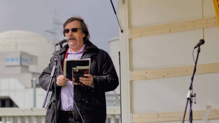 Dr. Werner Neumann hält seine Rede vor dem stillgelegten AKW Biblis: „5 Jahre Fukushima, 30 Jahre Tschernobyl – Jahre der Lüge und Täuschung” (Foto: Niko Martin) 