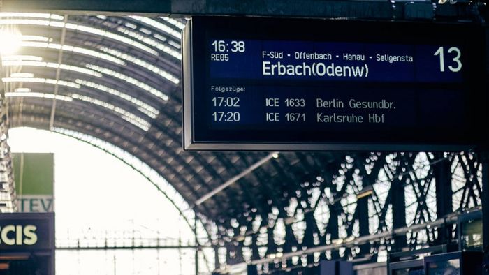 Anzeigetafel Regionalexpress nach Erbach im Odenwald am Hauptbahnhof Frankfurt (Main) (Foto: Niko Martin)