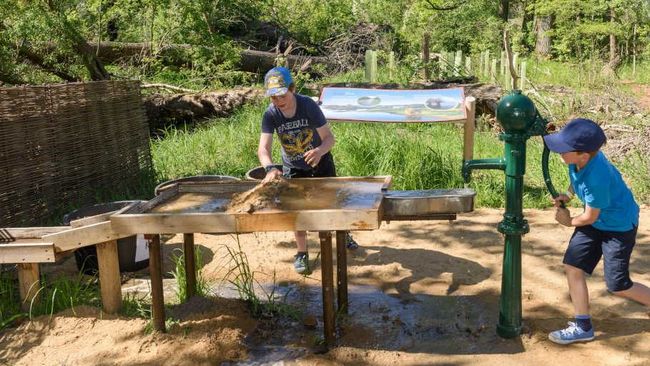 Ein Naturerlebnis: Kinder am Wasserspiel