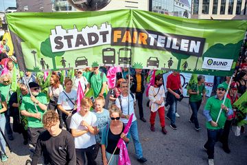BUND-Aktive tragen Transparent: Stadt fairteilen. (Foto: Niko Martin)