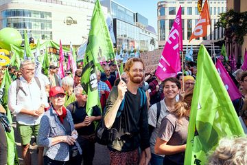 Demozug an der Hauptwache (Foto: Niko Martin)