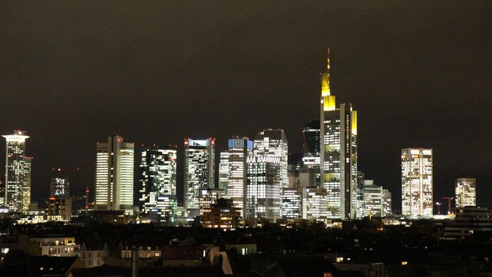 Erleuchtete Skyline von Frankfurt.