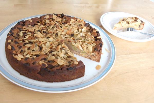 Saftiger, veganer Rhabarberkuchen mit Mandeln.