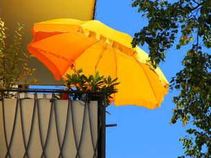 Sonnenschirm auf Balkon