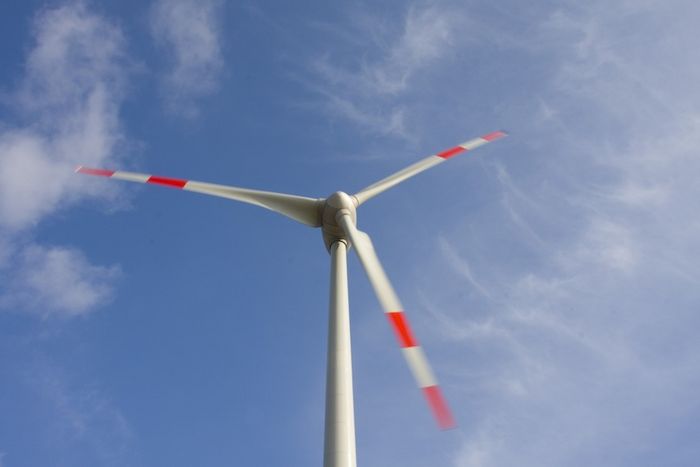 Windrad (Foto: Thorben Wengert  / pixelio.de)