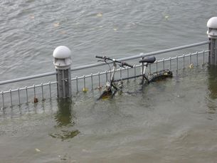 Fahrrad im Hochwasser.