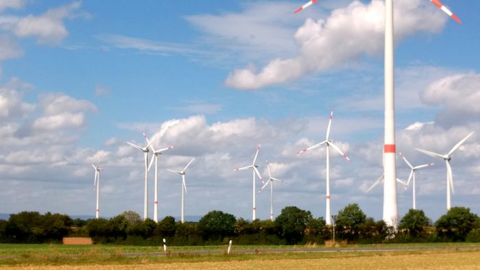 Windpark auf einem Acker.