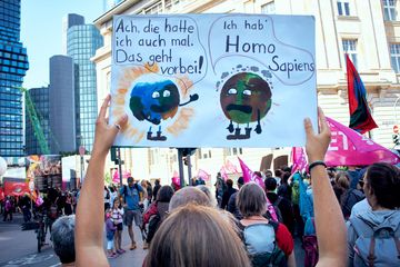 Schild: „Ich hab' Homo sapiens…“ (Foto: Niko Martin)
