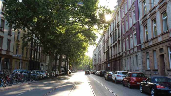Straße mit Schienen