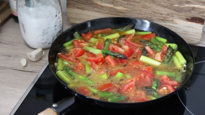 veganes Rezept mit grünem Spargel und Tomaten