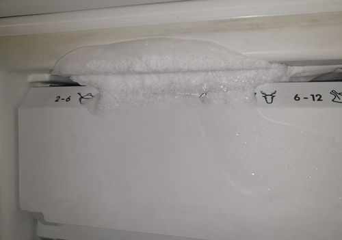 Eisschicht im Gefrierschrank