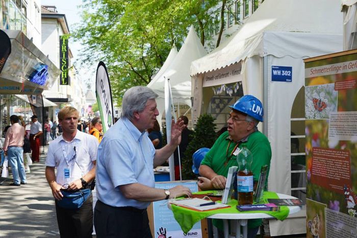Ministerpräsident Volker Bouffier am BUND-Stand mit Landesvorstand Rudolf Schäfer BUND Hessen (Foto: Hessische Staatskanzlei)
