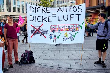 selbstgemaltes Transparent: Dicke Autos mache dicke Luft. Umsteigen. (Foto: Niko Martin)