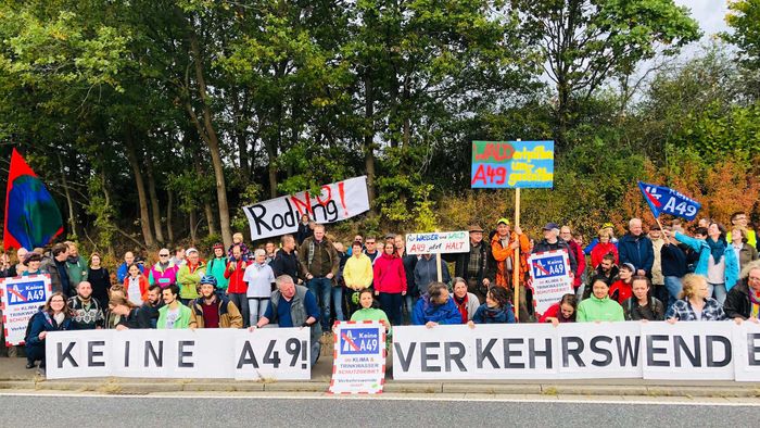 Demonstrant*innen setzen sich gegen die Rodung für die A 49 im Dannenröder Forst ein (Foto: Wolfgang Dennhöfer)