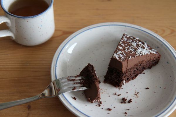 Veganer Schokokuchen mit leckerem Schokofrosting.