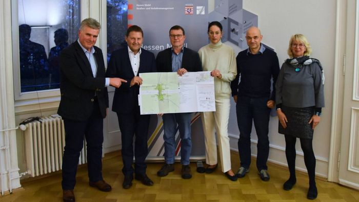 Vertreter*innen von BUND Hessen und Hessen Mobil haben den Vergleich unterzeichnet (Foto: Hessen Mobil)