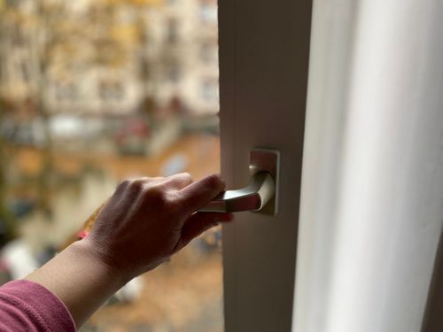 Geöffnetes Fenster zum richtigen Lüften