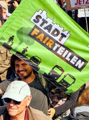 Fahne: Stadt fairteilen (Foto: Niko Martin)