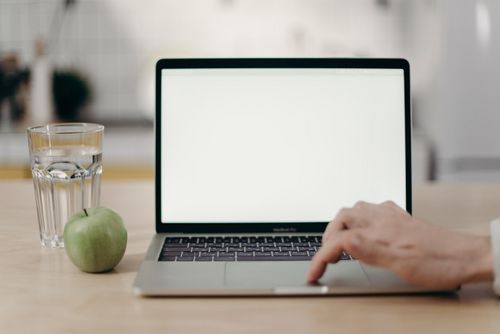 Häufig werden Filme und Serien auf Notebooks gestreamt.
