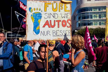 Schild: Füße sind wie Autos nur besser (für die Erde) (Foto: Niko Martin)