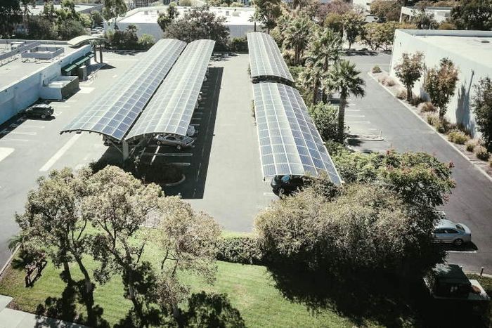 PV-Anlagen über Parkplätzen spenden Schatten im Sommer und erzeugen grüne Energie.