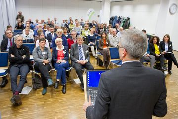 Auftaktveranstaltung der Infokampagne des BUND Hessen zur Kraft-Wärme-Kopplung – Staatsminister Tarek Al-Wazir vor dem gefüllten Saal (Foto: Erik O. Martin)