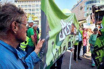 BUND-Aktive mit Transparent bei der Verkehrswende-Demo (Foto: Niko Martin)