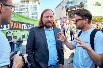 Anton Hofreiter (Fraktionsvorsitzender der Grünen im Bundestag) im Gespräch mit Jens Hilgenberg (BUND Leiter Verkehrspolitik) (Foto: Niko Martin)