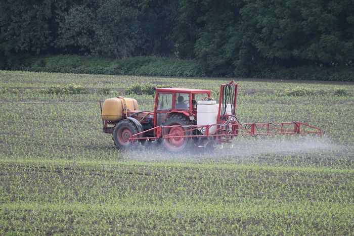 Sprühender Traktor (Foto: Kurt Bouda / pixelio.de)