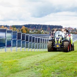 Ballenpresse im Solarpark