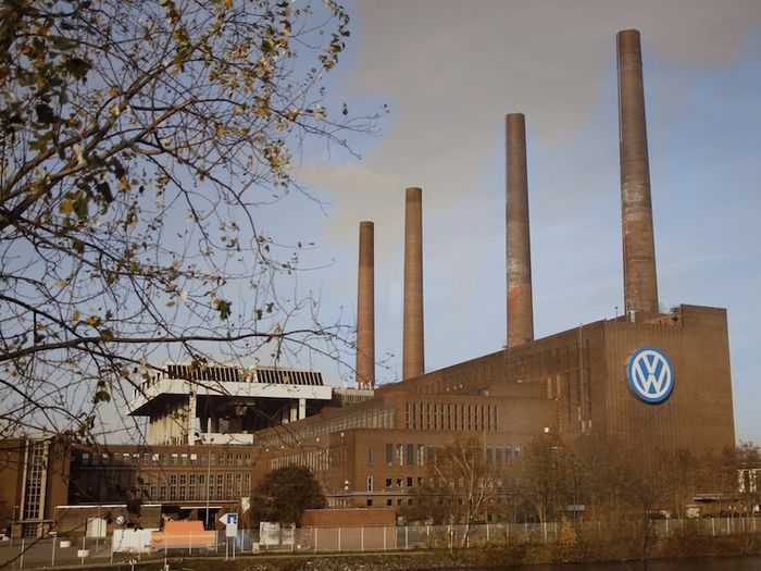 VW-Werk mit Schornsteinen in Wolfsburg (Foto: Niko Martin; nachkoloriert)
