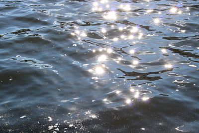 Eine Wasserfläche auf der Licht reflektiert