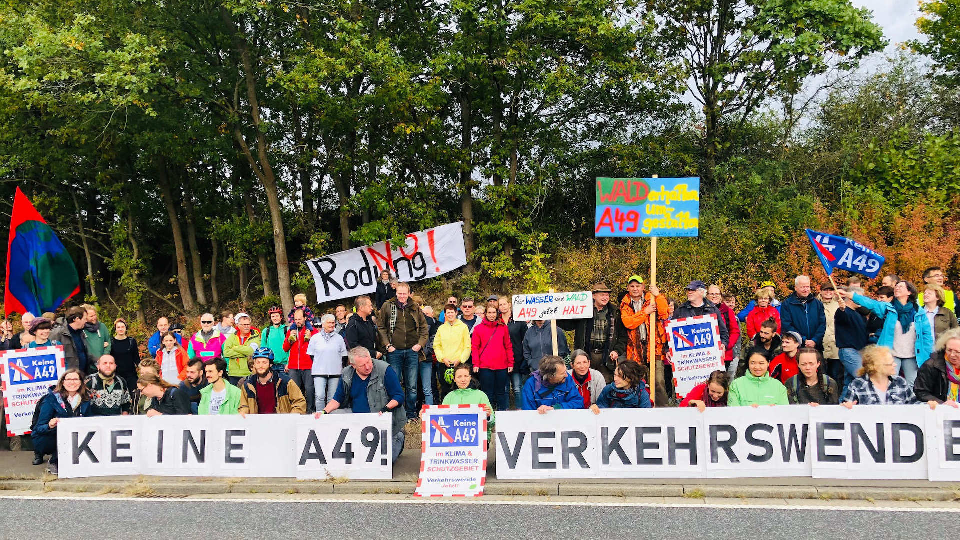 Demonstranten und Demonstratinnen setzen sich gegen die Rodung für die A 49 im Dannenröder Forst ein (Foto: Wolfgang Dennhöfer)