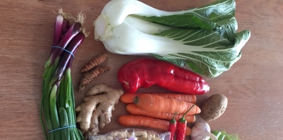 Zutaten für eine vegane, asiatische Gemüsepfanne