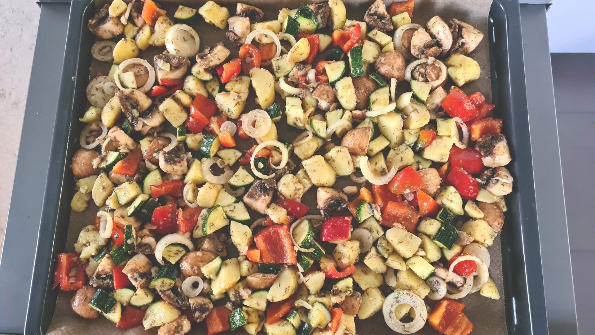 Regional, saisonal und lecker: Kartoffel-Gemüse-Blech aus dem Ofen!