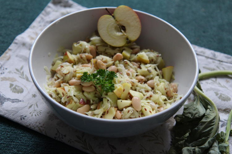 Apfel-Kohlrabi-Salat mit weißen Bohnen